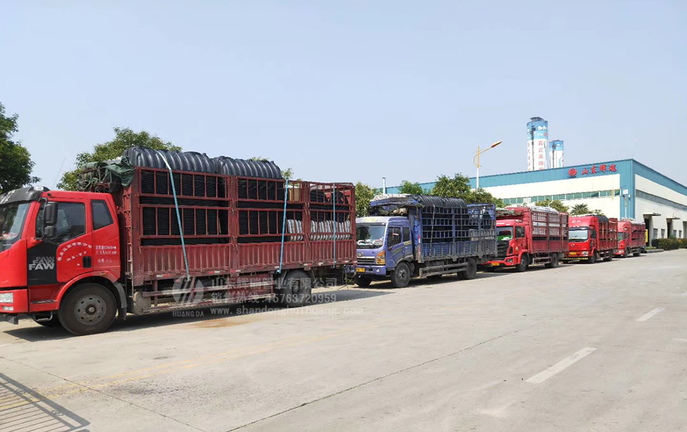 加快新農(nóng)村旱廁改造，六車三格化糞池集中發(fā)貨