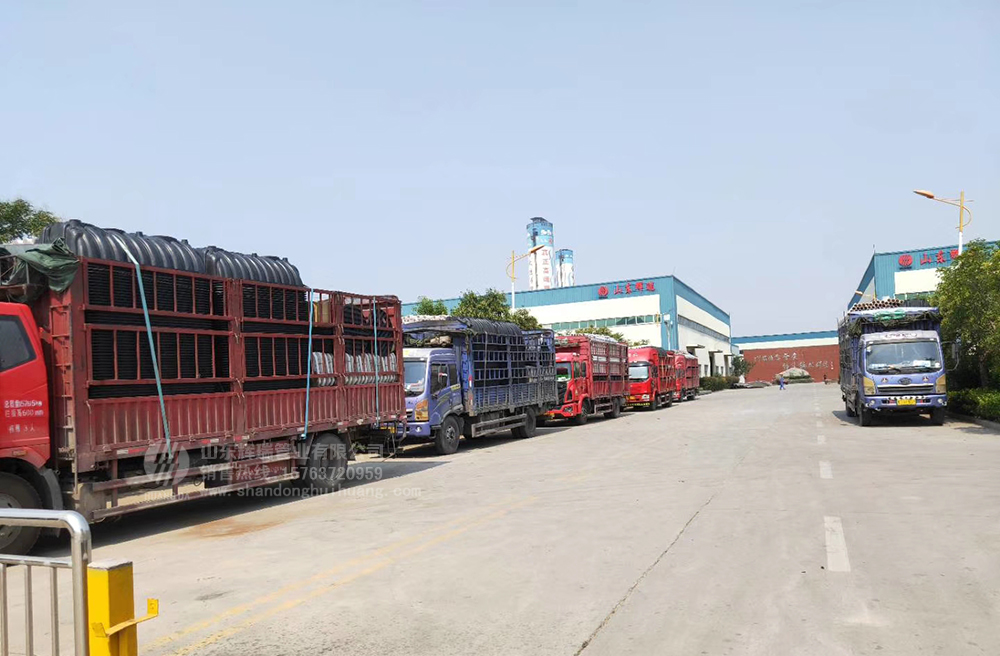 加快新農(nóng)村旱廁改造，六車三格化糞池集中發(fā)貨